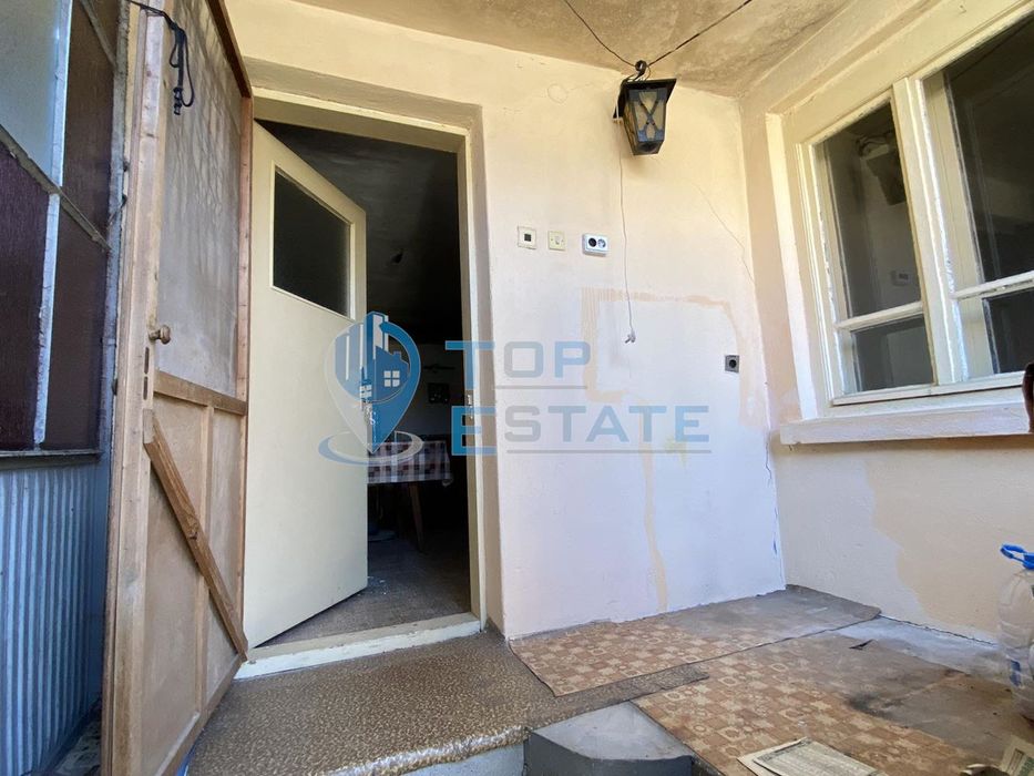 Тухлена къща с помещения за заведение и хранителен магазин в с. Нова