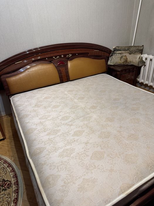 Большая кровать с матрасом