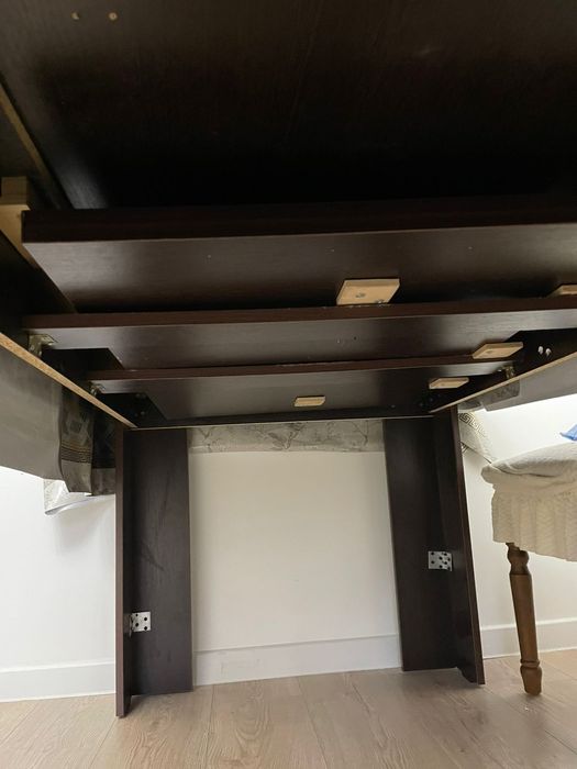 Стол и стулья в гостиную