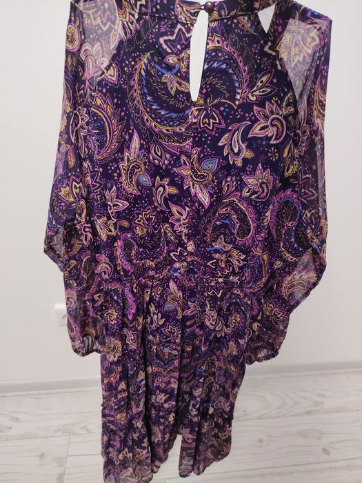 Платье новое. Цветное, красивое.