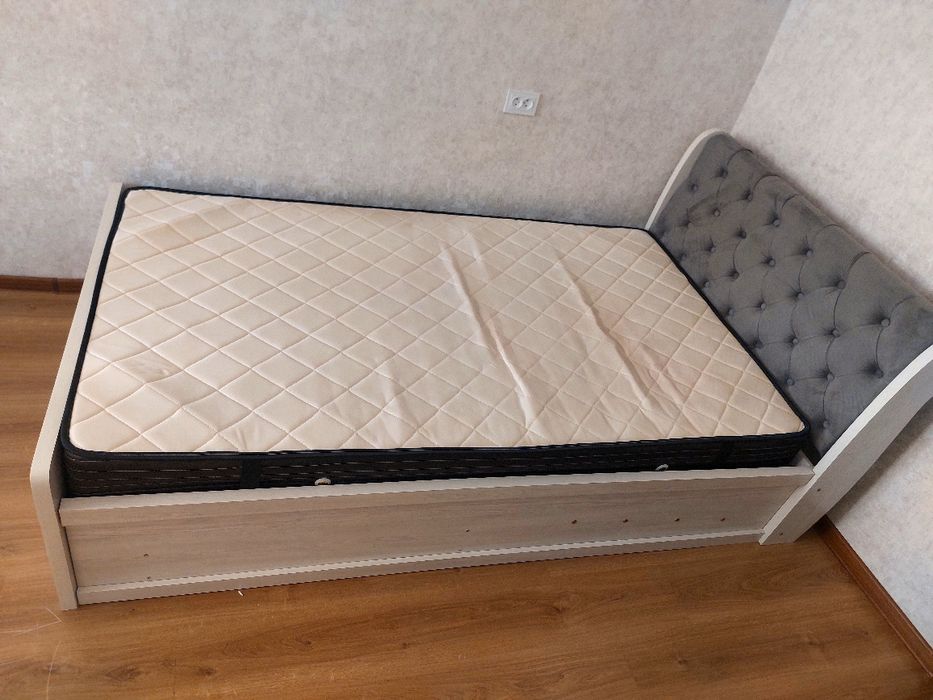 Кровать почти янги