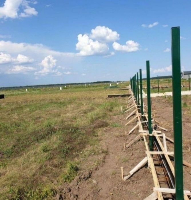 Vând gard din plasa bordurata cu fundație sau pilon de beton