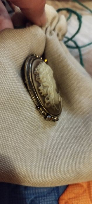 Брошка рельефная