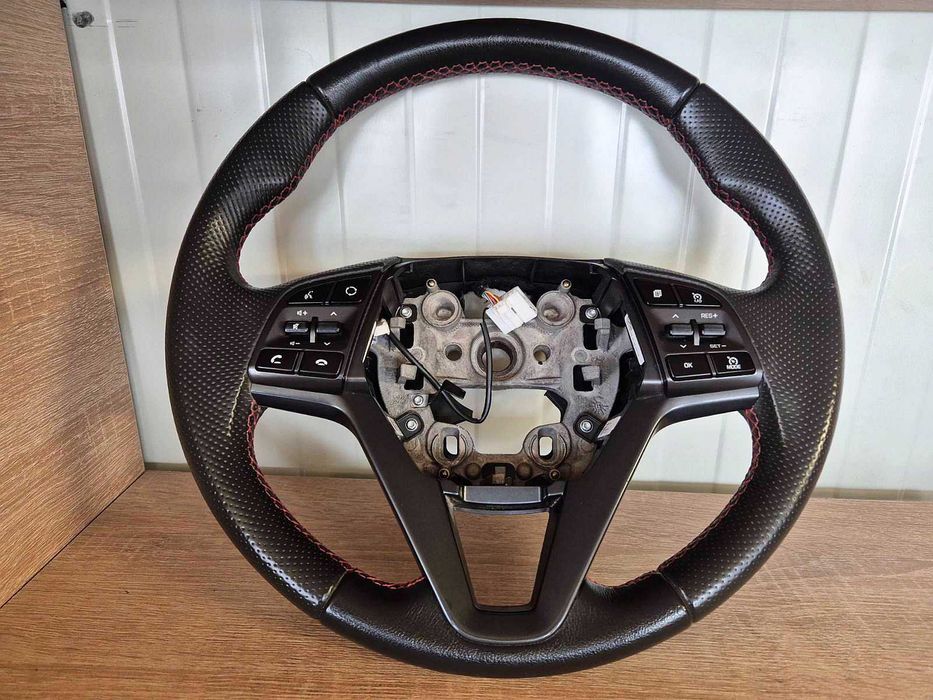 Продавам много запазен кожен волан за Hyundai Tucson от 2015 до 2020