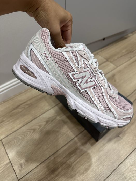 Продам новые new balance 740