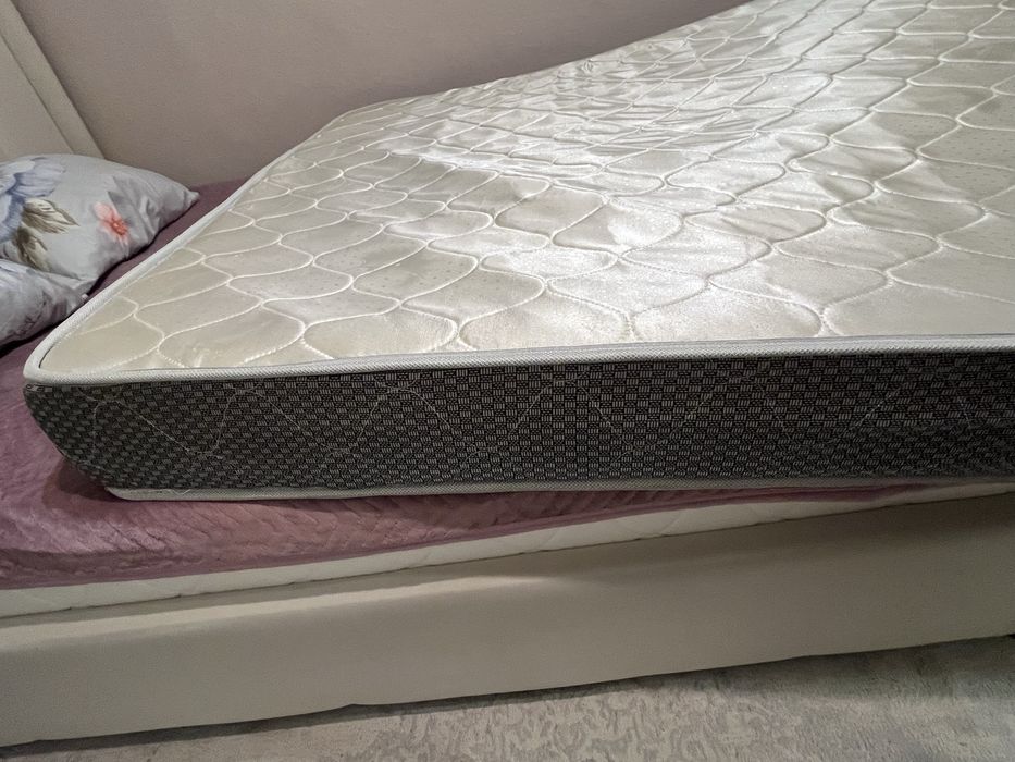 Продам матрас пружинный