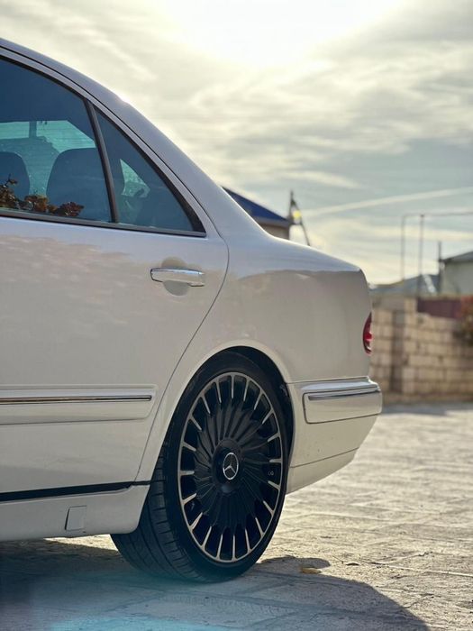 Mercedes Benz E320