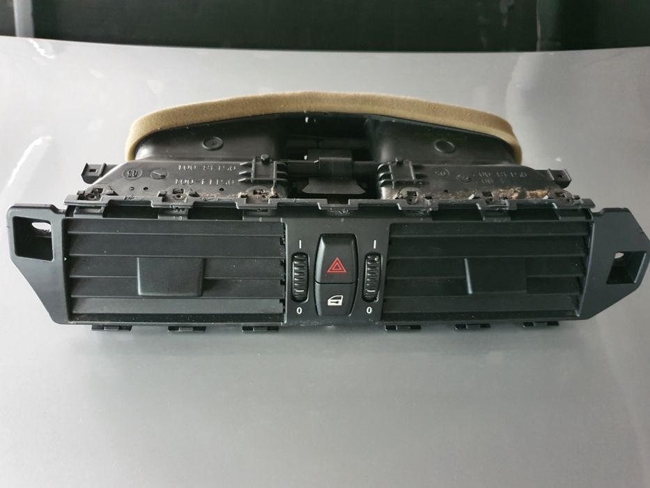 Vând grilă centrală aerisire bmw E60/61.