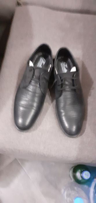 Продавам чисто нови спортно елегантни луксозни обувки 44 номер