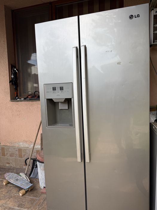 Продавам двокрилен  хладилник с фризер