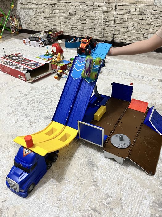 Продам крутой транформер набор Monster Jam