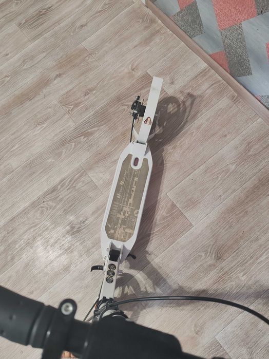 Самокат белый. Складной.