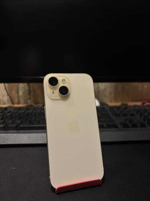 Vand Iphone 15 128 GB Yellow impecabil