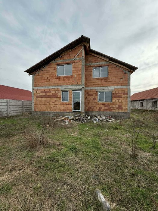 Casă De Vânzare       ..