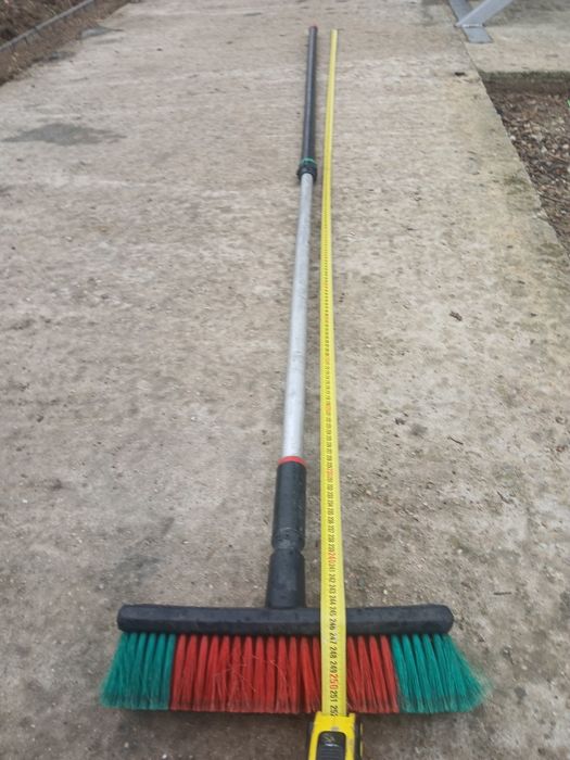 Vând perie  auto telescopica .