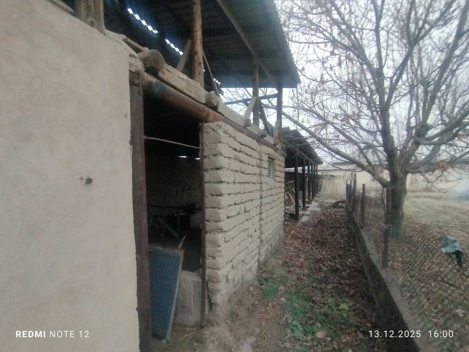 Yer Uchaskasi sotiladi  Nurafshon markaziga yaqin joyda