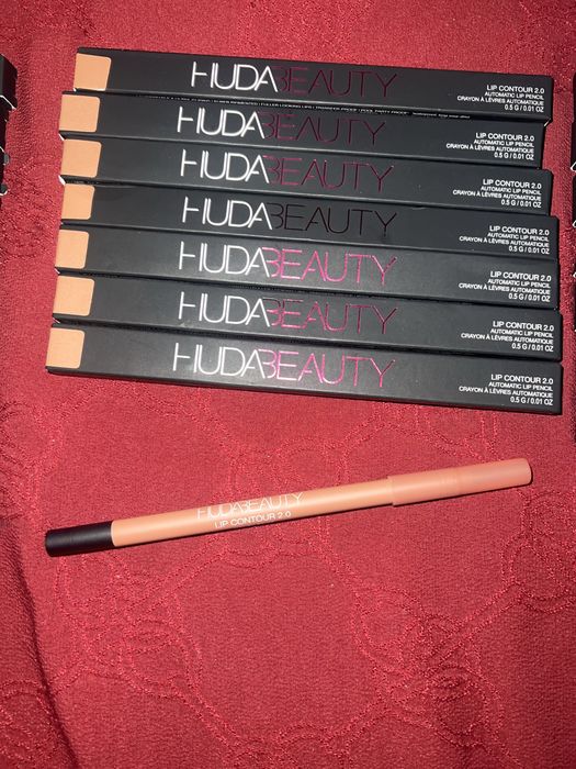 Creion de buze Huda Beauty
