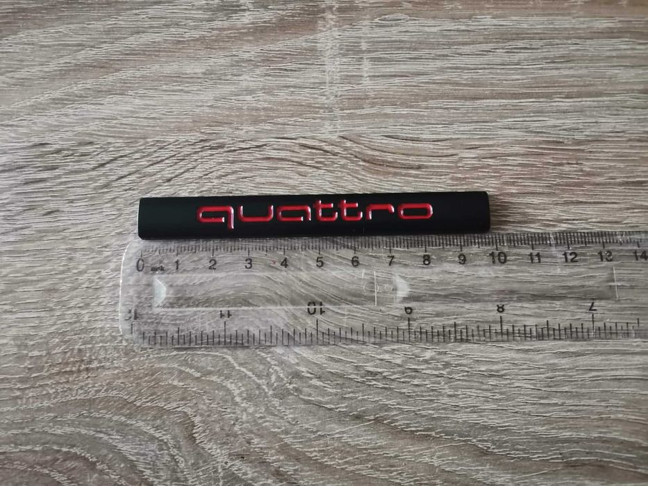 Audi Quattro черно с червено метална емблема