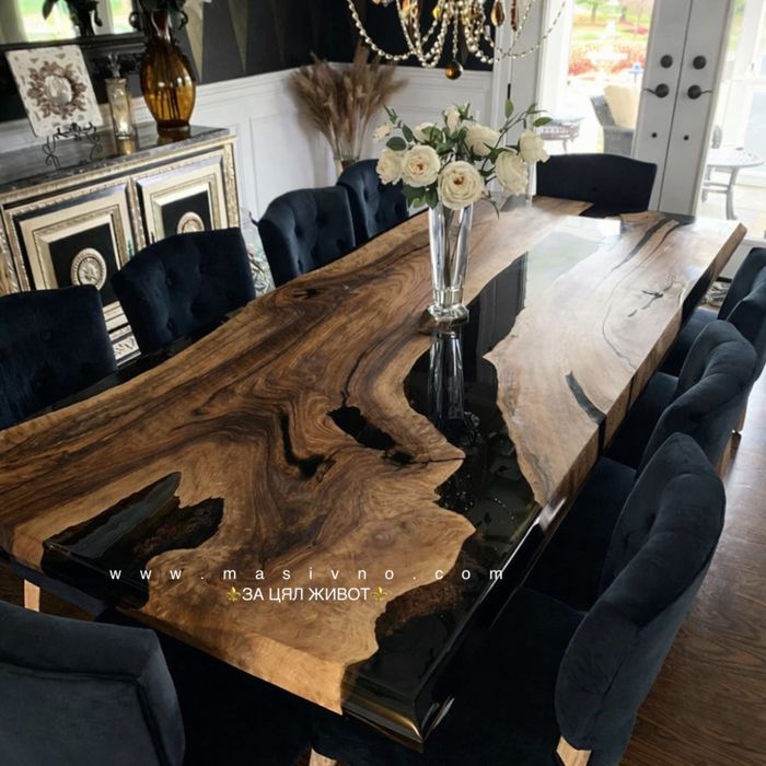 Трапезна маса от естествено дърво и епоксидна смола.