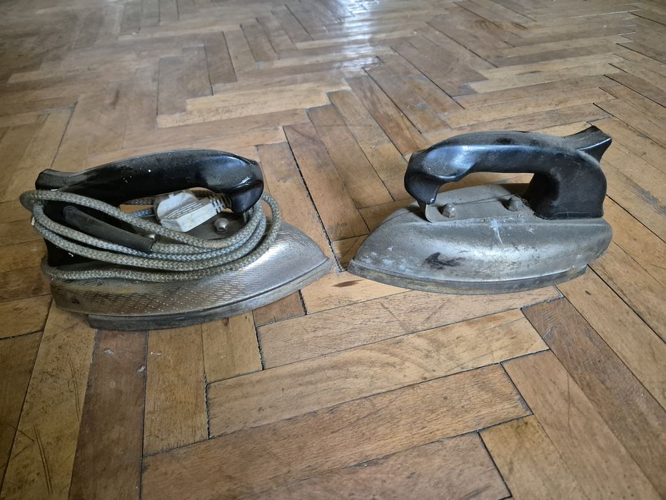 Fier de călcat vintage antichități ~ 2 bucăți