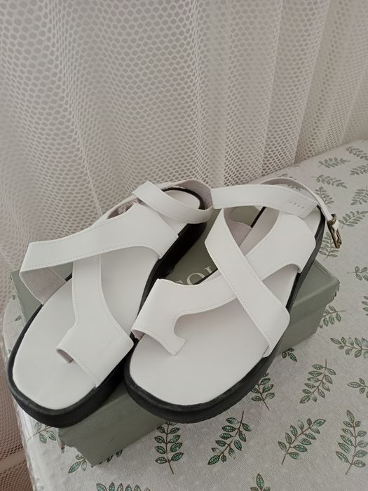 Срочно продам 40-41р. женскую обувь .