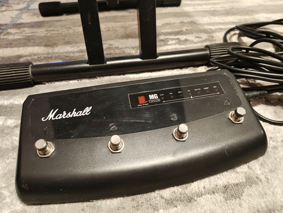 Amplificator Marshall,procesor efecte Boss ME25, microfon