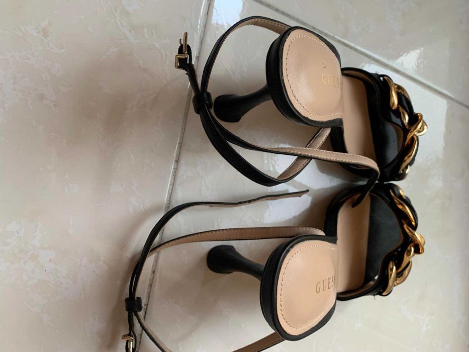 Сандали на ток Guess