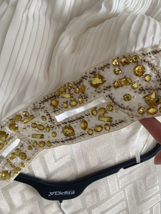 Шифоновое платье с разрезом спереди