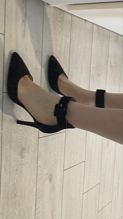 Черни обувки на ток с каишка