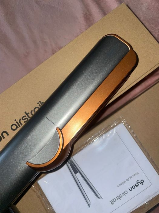 Aparat de uscat și îndreptat părul Dyson Airstrait