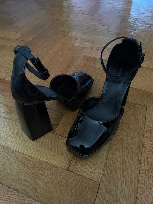 Rochie, pantaloni si pantofi dama (detalii in text)