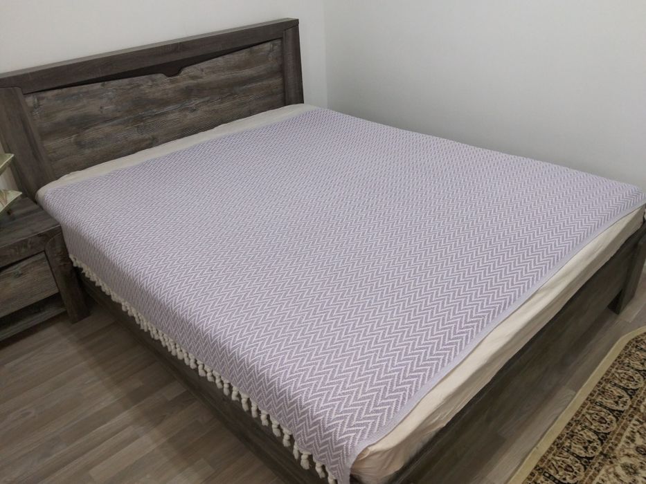 Двухспальная кровать.