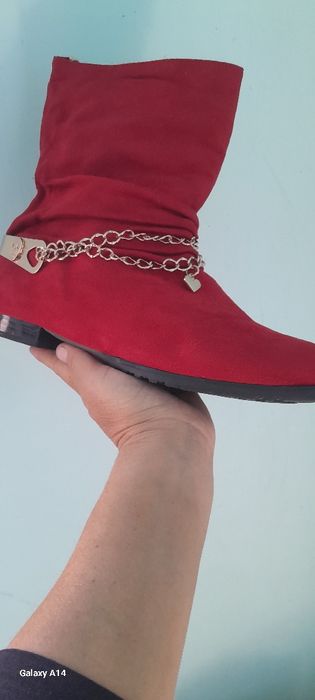 Sapok sotiladi. Xitoy fabrichni. Faqat 1 marta kiyilgan. Yangide