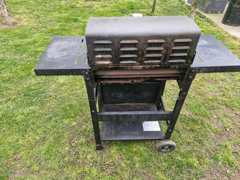 Газово барбекю с 3  горелки, термометър, маркуч и винтил за газ.