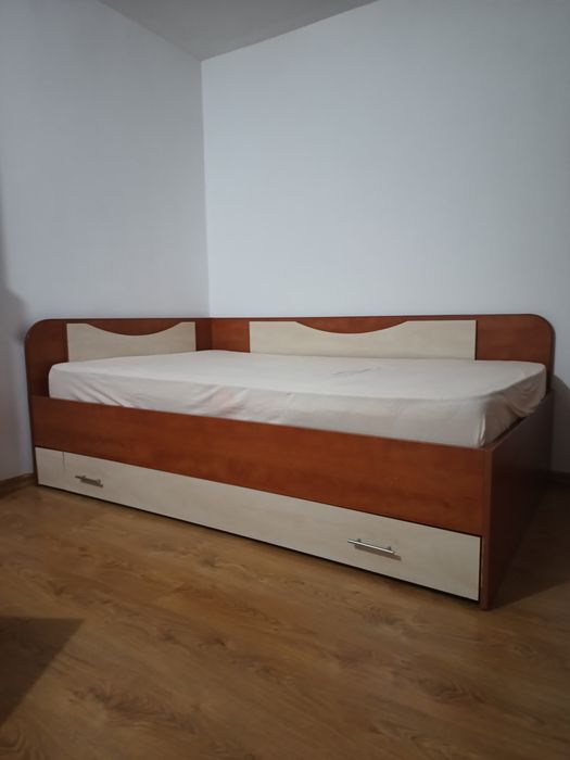 Pat cu saltea inclusă, noptieră, birou