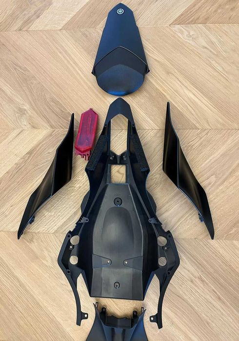 YAMAHA R6 - Pachet COMPLET CARENE NEGRE OEM Yamaha YZF-R6 RJ27 + accesorii + componente montaj (inclus)