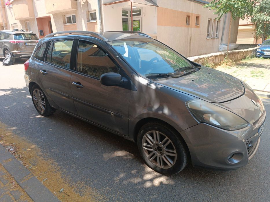 Продавам лек автомобил Рено Клио сив цвят цена 2500ЕВ.тел за връзка 0899953122.наско от гр София