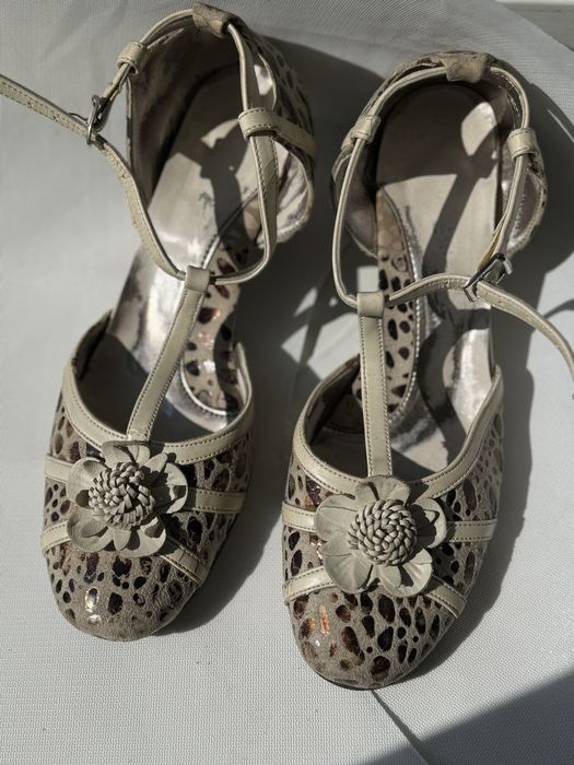 Босоножки на танкетке