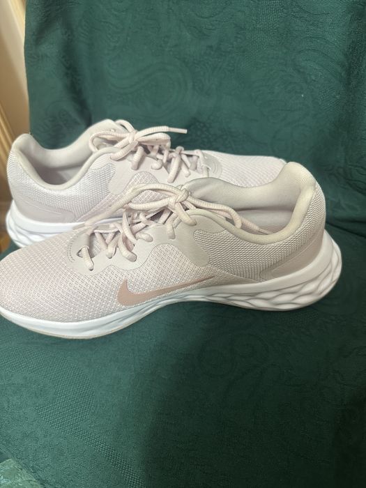 Продавам чисто нови дамски маратонки Nike, номер 41/42, стелка 26,5 см