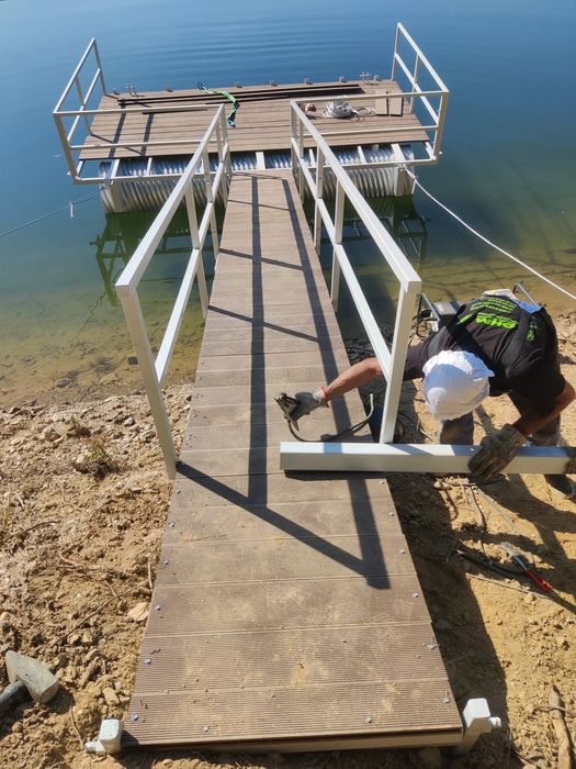 Teren Beliș cu iesire la lac + ponton+ căsuță mobilă+ curent electric