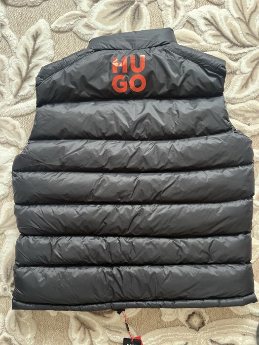 Vesta Hugo Boss,noua cu eticheta+o curea cadou la alegere!