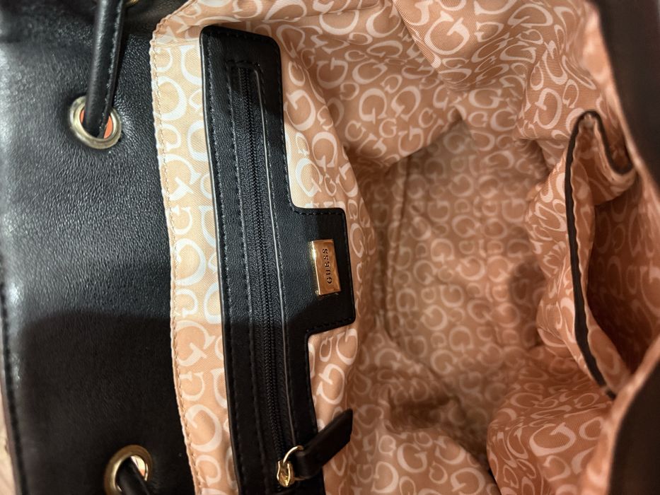 Черна раница Guess