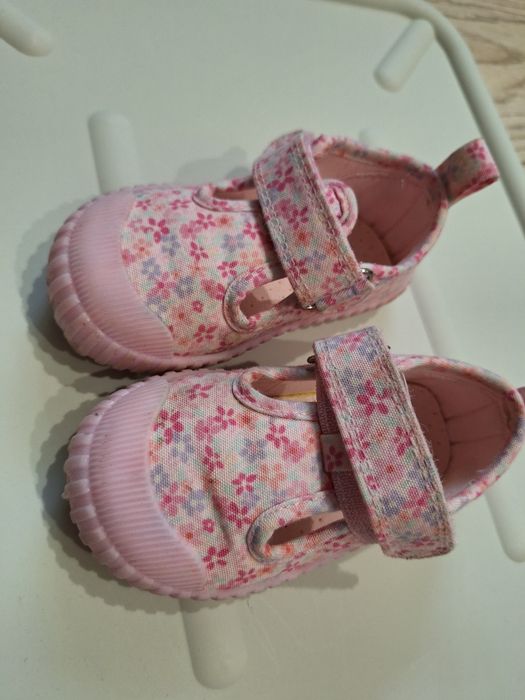 Tenisi/papuci de casa ca noi