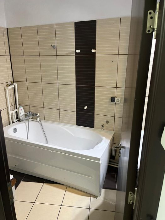 Închiriez apartament cu 2 camere