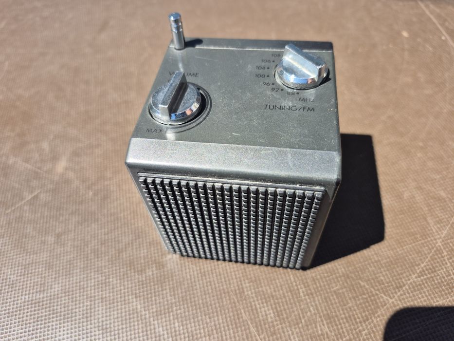 Radio receptor portabil marca ADDEX,model AD1000