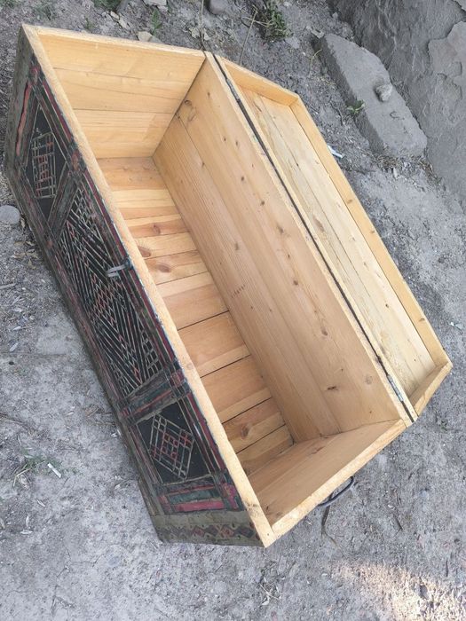 Сундук в отличном состояни . Очень качественный .и 2 большие и 1 мален
