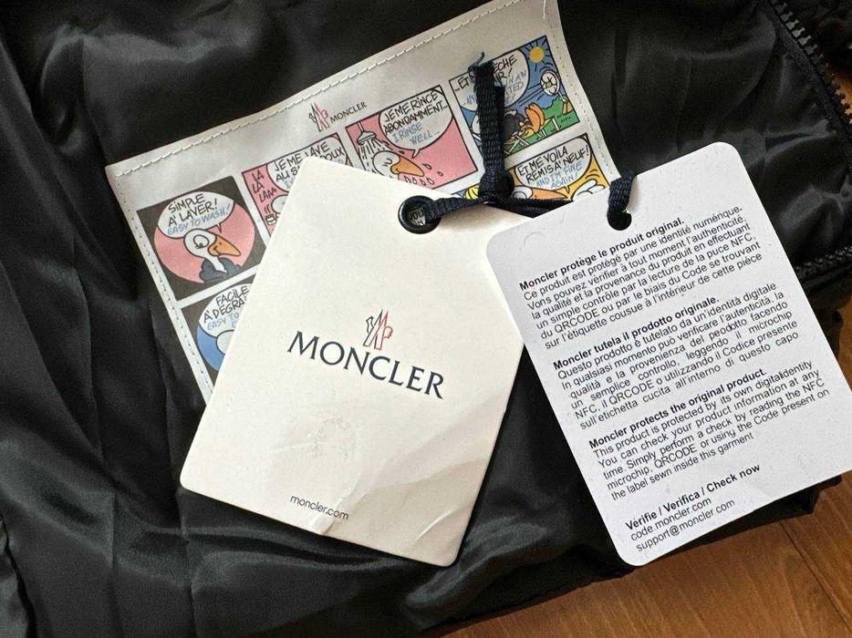 Geaca Moncler cu eticheta (nu Nike, Gucci, Adidas, Balenciaga)