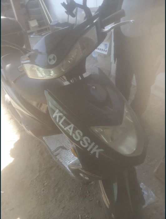 Скутер мопед на ходу