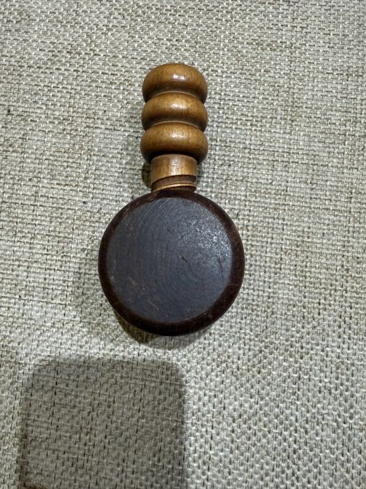 Стара дървена орехотрошачка