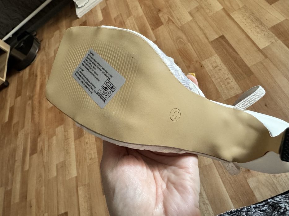 Продам босоножки